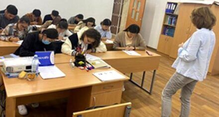 Германиядан келген эксперт КММАнын студенттерине немис тилинен сабак берет