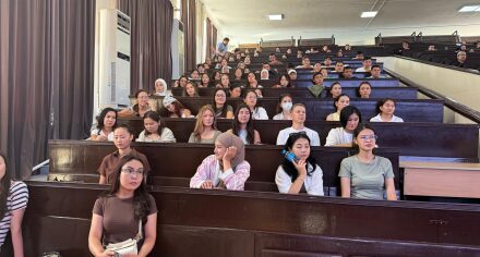 КММАда «Дипломдон кийинки клиникалык билим берүү» боюнча семинар өтүүдө