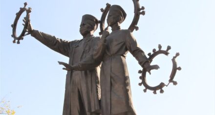 В КГМА открыли памятник медикам — борцам с пандемией