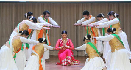 В КГМА выступили звезды Болливуда