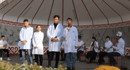 Латын жана чет тилдери кафедрасынын Мамлекеттик тил кунуно карата откорулгон флешмобу