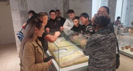 КММАнын Көрүүсү начарлар үчүн медициналык окуу жайынын студенттери тарых музейине барышты