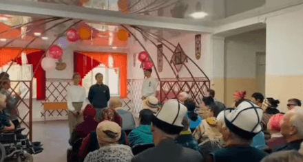 КММАнын студенттери карылар үйүндө