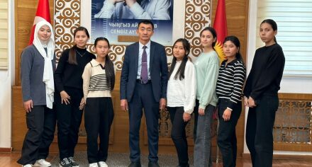 «Билимдүүгө дүйнө жарык»