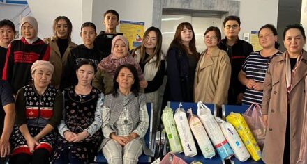 КММАнын студенттери бөбөктөргө белек тапшырышты