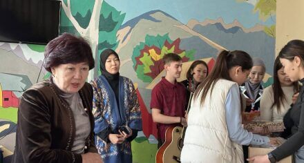 Фармакогнозия жана дары каражаттарынын химиясы кафедрасы жана “Фармация” факультетинин студенттери  карылар үйүндѳ