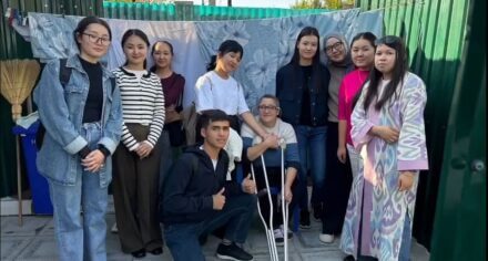 КММАнын студенттери муктаж болгон улгайган апаны майрамы менен куттуктап келишти