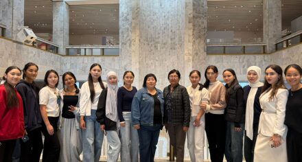 2025-жылдын 25-сентябрында кыргыз тили кафедрасынын окутуучулары кураторлук иш алып барган √1 дарылоо иши факультетинин 1-курсунун студенттери менен КР Улуттук тарых музейине барып келишти