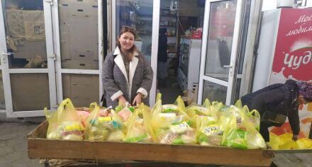 КММА жана КРСУнун өкүлдөрү угуу жана көрүү мүмкүнчүлүгү чектелген балдарга тамак-аш пакеттерин тапшырышты