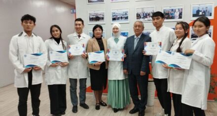 КММАнын студенттери Салымбеков университетинин Эл аралык медицина факультетинде болуп өткөн конференцияда байгелүү орундарга ээ болушту