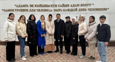1-курсунун студенттери Ата-Бейит мемориалдык комплексинде