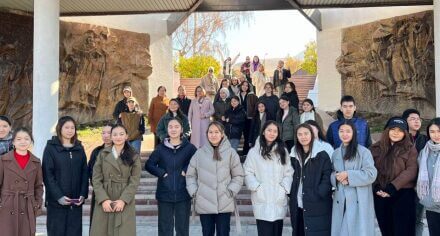 КММАнын студенттери «Ата-Бейит» улуттук тарыхый мемориалдык комплексинде