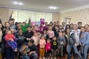 Медакадемиянын студенттери Орловкадагы балдар үйүнө үч тонна көмүр алып барышты