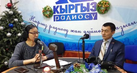 КММАнын окутуучусу Кыргыз радиосунун түз эфиринде