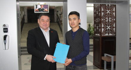 Ординатор КГМА установил дезинфекционный тоннель  в холле  в главного корпуса Медакадемии