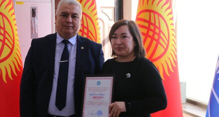 КММАнын  кызматкерлери “МАМЛЕКЕТТҮҮЛҮК ЖАНА МАМЛЕКЕТТИК ТИЛ” аталышындагы макалалар сынагы боюнча сыйлыктарга ээ болушту