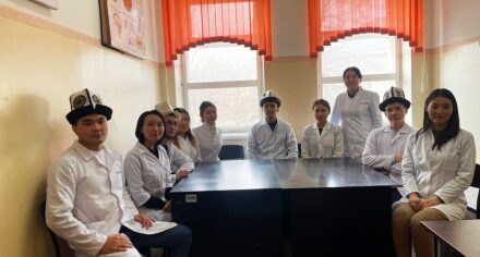 КММАнын жугуштуу оорулар кафедрасы дарылоо иши факультетинин студенттери менен "Манас" эпосунун күнүн белгилешти