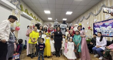 Студенты КГМА и сотрудники кафедра фтизиатрии поздравили детей с новым годом.