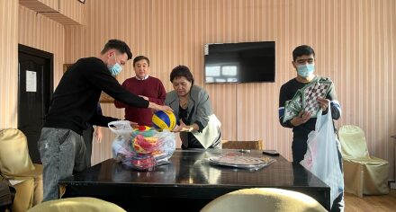 Ординаторы кафедры оториноларингологии поздравили с наступающим новым годом детей с инвалидностью