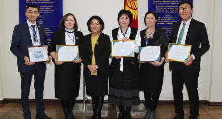 КММАнын жыйындар залында «Кыргыз Республикасынын Мамлекеттик тили жөнүндө» мыйзамдын кабыл алынгандыгынын 32 жылдыгы белгиленди