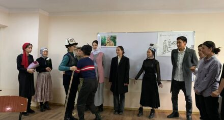 КММАнын МПД факультетинин студенттери Ч.Айтматовдун туулган күнүн белгилешти