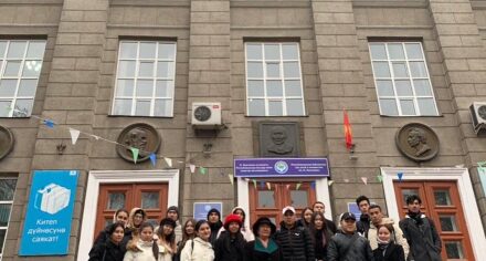 КММАнын студенттери китепкананын заманбап шарттары менен таанышты