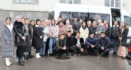 КММАнын студенттери, окутуучулар менен биргеликте Жайыл психоневрологиялык социалдык стационардык мекемесине барышты