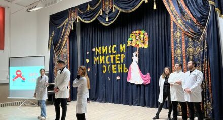 КММАнын студенттери жана кафедранын ассистенти студенттерге «ВИЧ-СПИД» деген темада лекция окушту