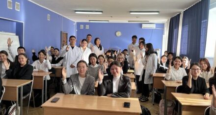 КММАнын студенттеринин No26 мектептин окуучуларынын арасында жүргүзгөн санитардык-тарбиялык иштери