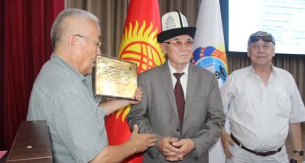 Миңдеген адамдын дартына даба тапкан Миталип Мамытов. Нейрохирургдун сүрөттөрү