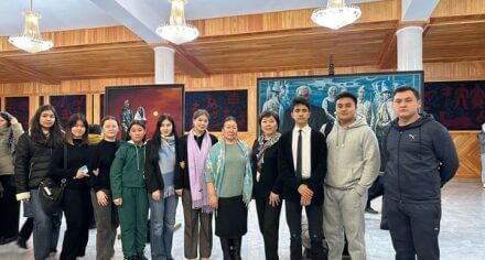 КММАнын студенттери «Кылым карытар бир күн» романы боюнча коюлган спектаклине күбө болуп келишти