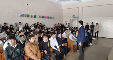 КММАнын студенттери окуучуларга лекция окушту